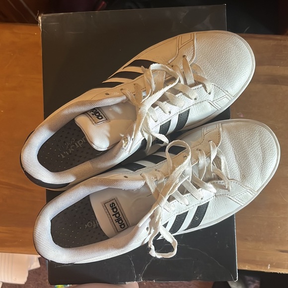 ADIDAS TENNIS SHOES. WOMENS 7 1/2 - Picture 3 of 3